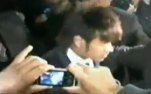 Rapaz tenta levar brinco de Neymar em premiação